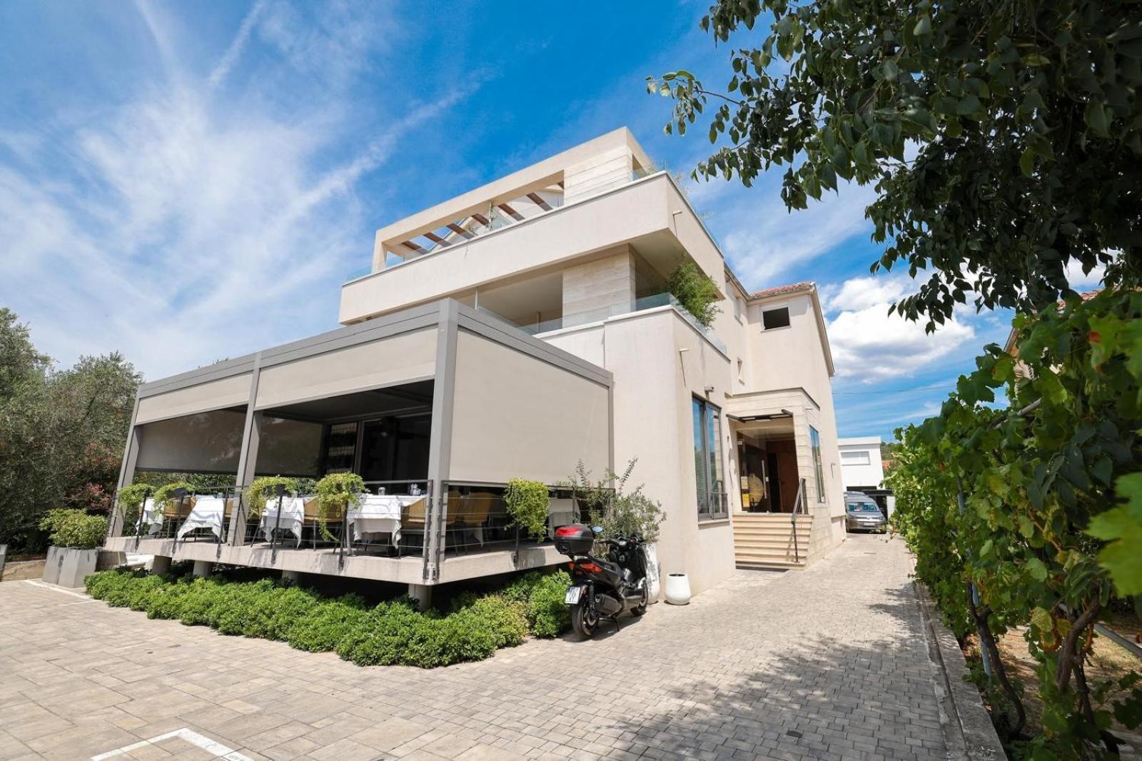 Rooms & Restaurant Matanovi Dvori Sukosan Exterior photo